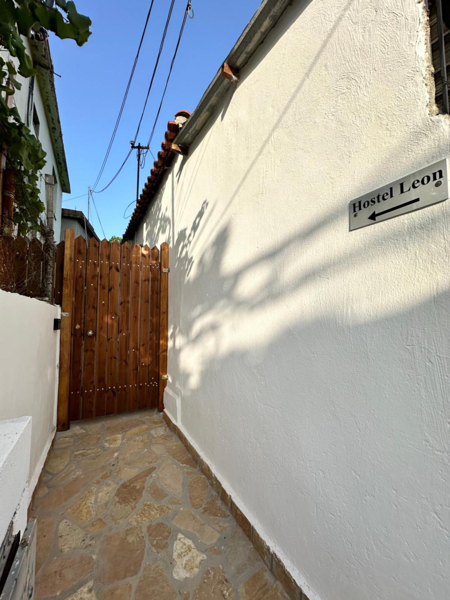 Hostel Leon Berat Exterior foto